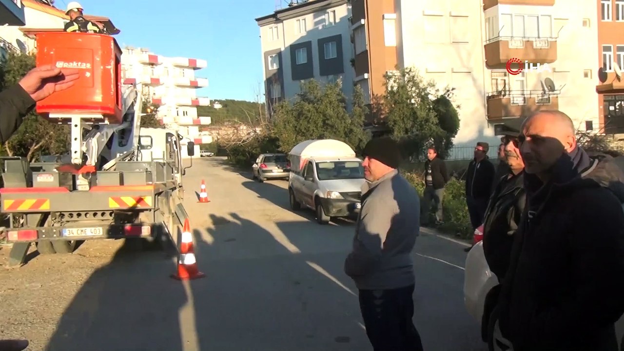 Bir merdiven mahalleyi hem elektriksiz bıraktı, hem elektronik eşyaları yaktı