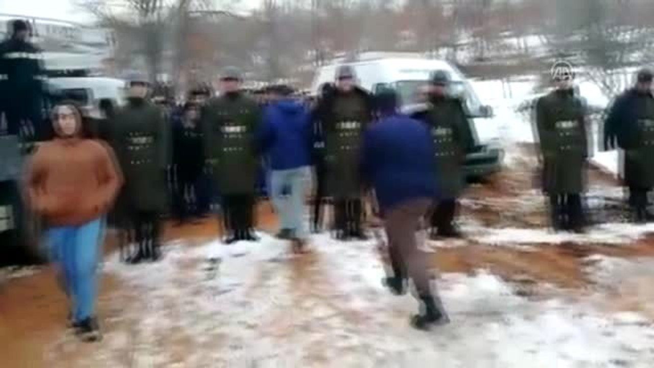 Şehit cenazesinde üşümesinler diye kendi montlarını askerlere giydiren gençlerden biri o anları...