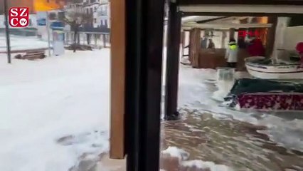 İspanya'da bir şehri deniz köpüğü bastı