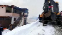 Erzincan itfaiye ekiplerinin yardımına karla mücadele ekipleri yetişti
