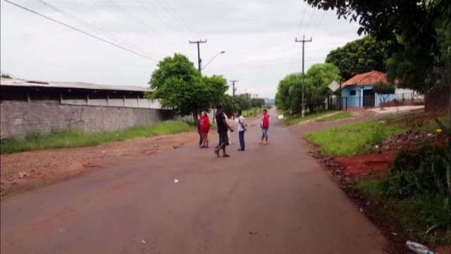 Manifestantes seguem bloqueando parte da Avenida Piquiri