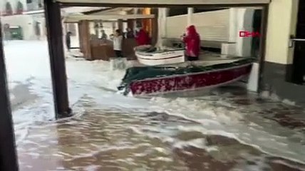 İspanya'da fırtına: Deniz içinde bulunan planktonlar köpürerek kentin sokaklarını kapladı