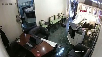بائع مجوهرات يقبض على لص متنكراً بلباس نسائي حاول سرقته بأرزينجان التركية (فيديو)