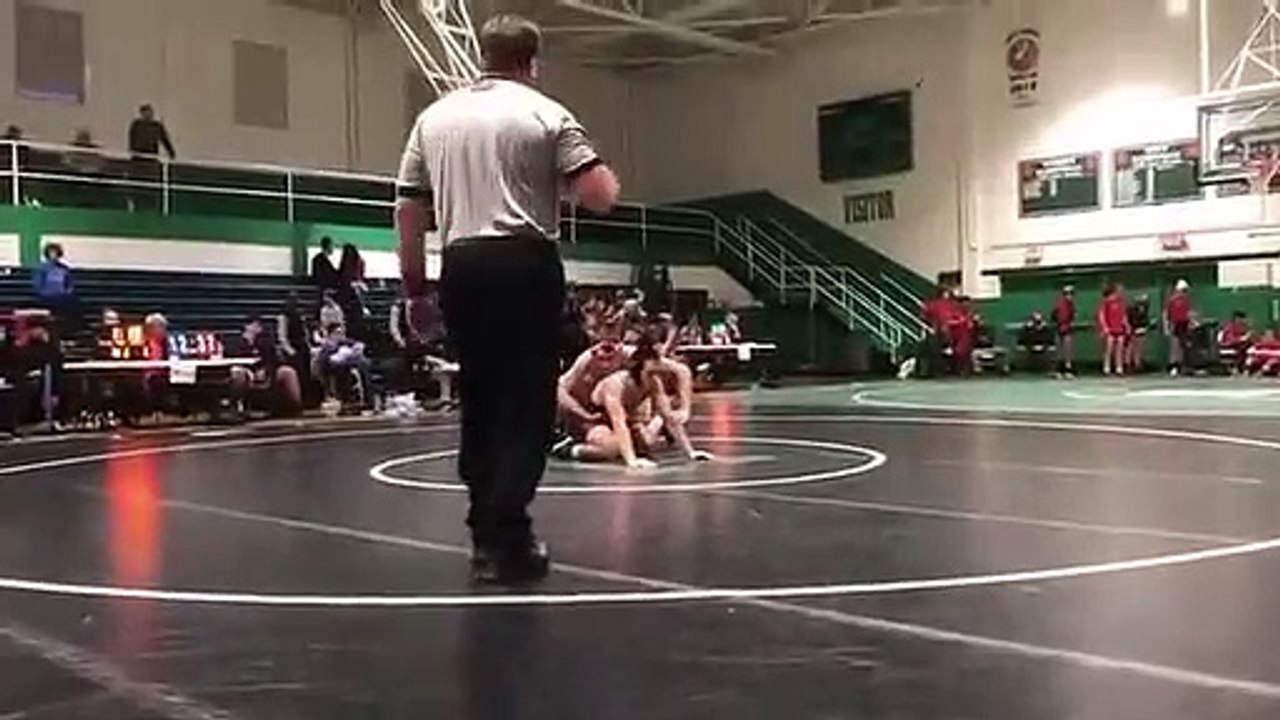 Lucha libre: un colérico padre golpea a traición al rival que humilló a su hijo