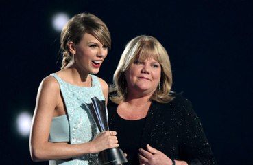 テイラー・スウィフト、母親の脳腫瘍を明かす