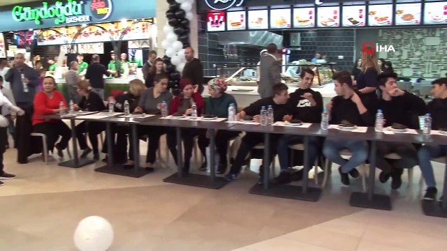 1 Dakikada 20 Yaprak Sarma Yiyip Yarım Altını Kaptı