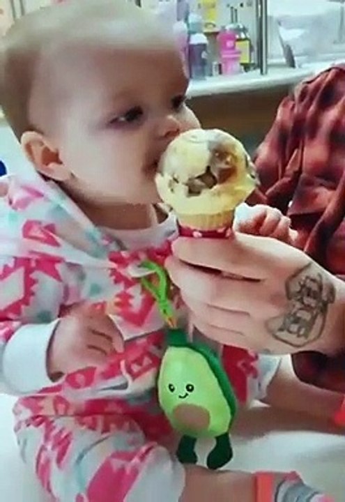 La Video De Ce Bebe En Train De Manger Sa Premiere Glace Vous Fera Certainement Rire Video Dailymotion