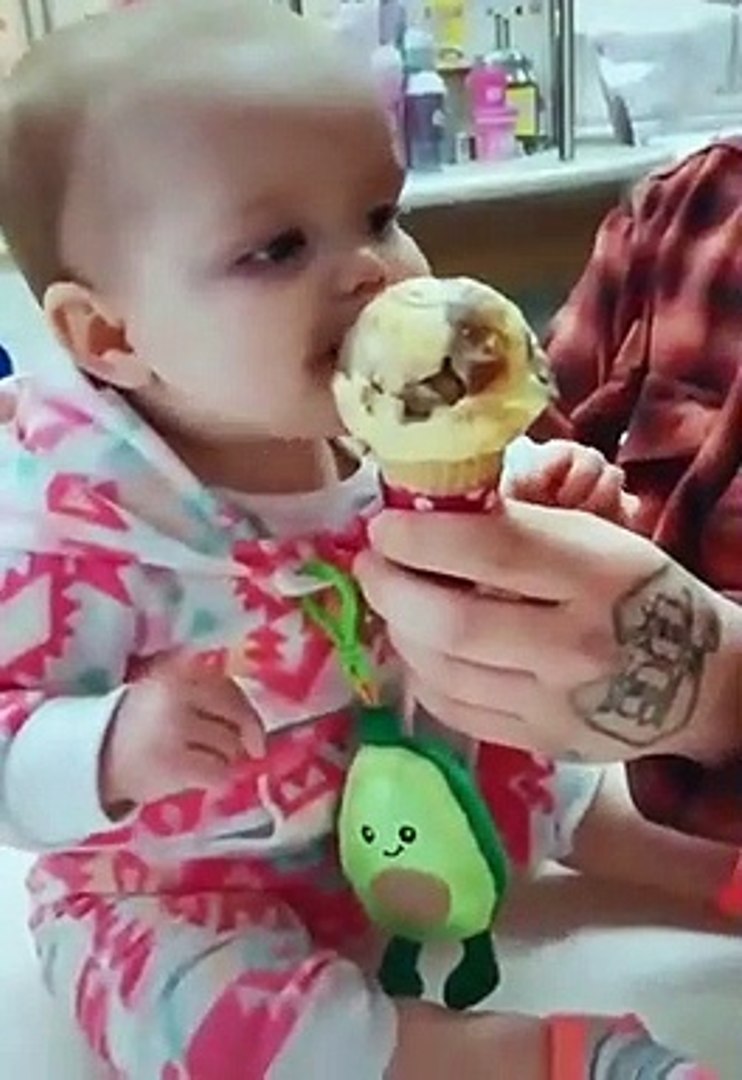 La Video De Ce Bebe En Train De Manger Sa Premiere Glace Vous Fera Certainement Rire Video Dailymotion