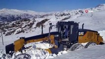 Siirt'te kardan kapanan köy yolları ulaşıma açıldı