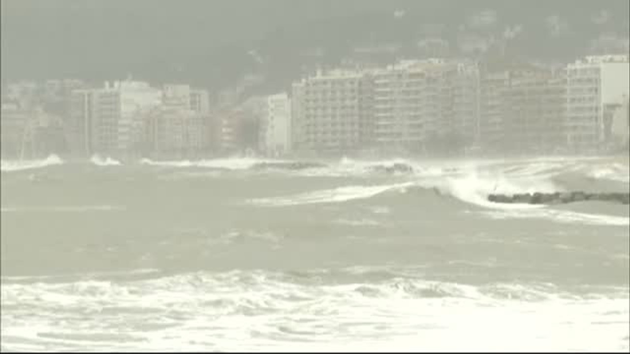 El oleaje impide buscar por el mar al marinero desaparecido en Palamós, Gerona