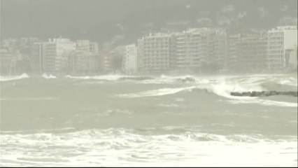 El oleaje impide buscar por el mar al marinero desaparecido en Palamós, Gerona