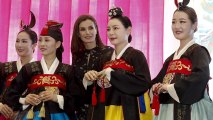 La reina Letizia buscando a Suni-Oh, la intérprete del 'stand' de Corea del Sur en Fitur