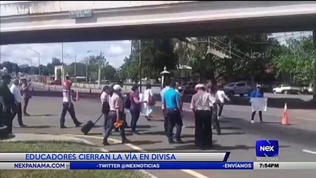 Educadores cierran la vía en Divisa - Nex Noticias