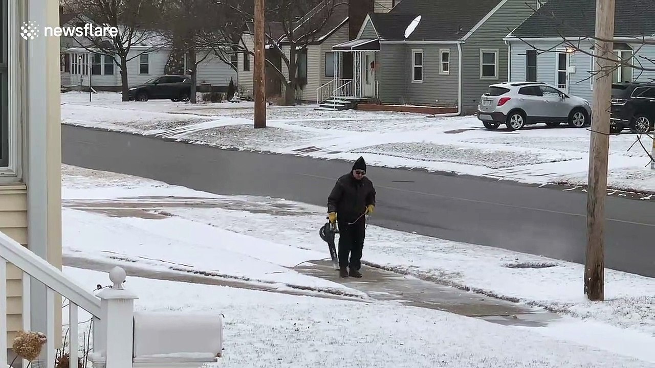 No shovel? No problem! Man uses a leaf blower to clear the snow - video  Dailymotion
