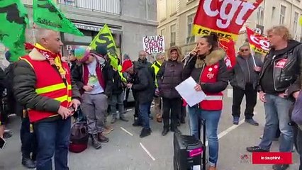 Le « diplôme de la casse sociale » déposé à la permanence du député Olivier Veran