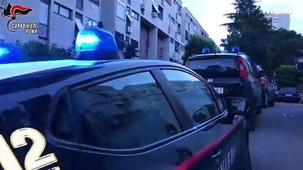 Tải video: Roma - Blitz antidroga a Tor Bella Monaca, arrestati 7 pusher (22.01.20)