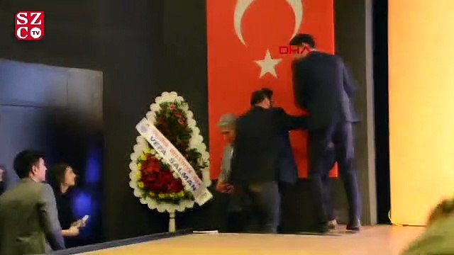 Göç İdaresi İletişim Dairesi Başkanı Dr. Kadıoğlu, kürsüde konuşma yaparken kalp krizi geçirdi