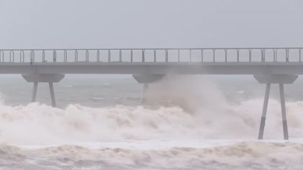 Download Video: La costa de Barcelona sufre el peor temporal de los últimos 20 años