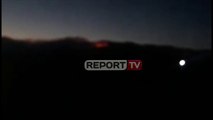 Report TV -Zjarr pranë 'Antenave' në Devoll, terreni i vështirë pengon punën e zjarrfikësve
