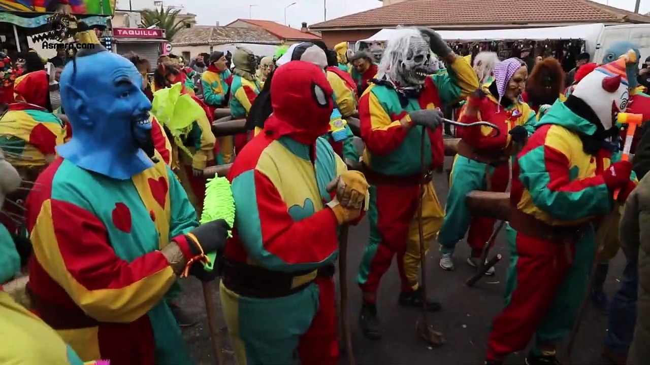 Los morraches danzan en la procesión de San Sebastián