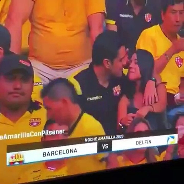 ¿Infiel?: Joven es captado besando a una mujer...