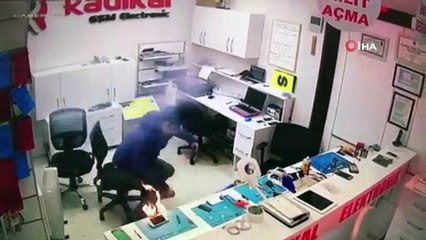 Batarya patladı, cep telefonu tamircisi ölümden döndü... O anlar kamerada