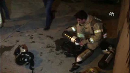 Koltuk imalathanesinde çıkan yangına itfaiye ekipleri müdahale ediyor (2)