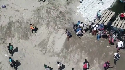 Des migrants d'Amérique centrale se heurtent aux forces de l'ordre à la frontière entre le Guatemala et le Mexique