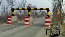 Os estranhos limitadores de velocidade instalados na China