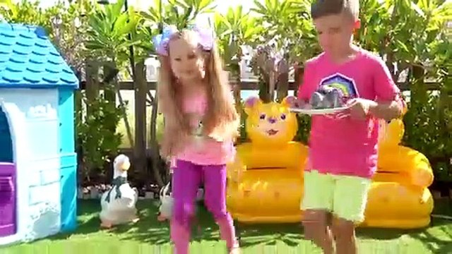 Diana and Roma staged a chocolate challenge 戴安娜和罗马上演了巧克力挑战赛 Fun chocolate challenge from Diana and Roma have you se