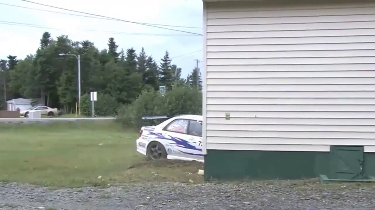La réaction mythique de ce pilote de rallye qui vient de se prendre une maison