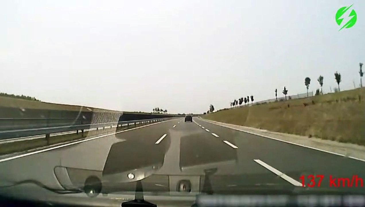Il s'endort au volant sur l'autoroute et s'en sort indemne... Chanceux