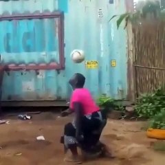 Cette maman africaine maitrise le ballon mieux que Messi