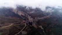 شاهد: جسر على ارتفاع 160 متراً لربط ثلاثة أقاليم في جنوب الصين