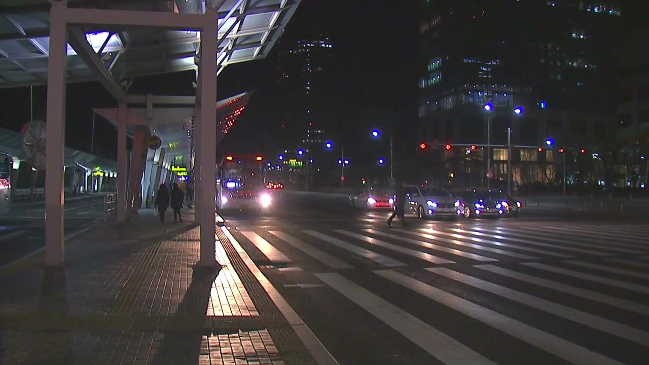 [날씨] 오전까지 충청 이남 비...내일 동해안 비·눈 / YTN