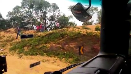 Grave acidente envolve carreta, Palio Weekend e Ranger em Guarapuava
