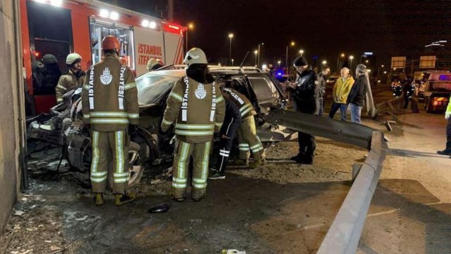 İstanbul’da 14 yaşındaki sürücü bariyerlere ok gibi saplandı