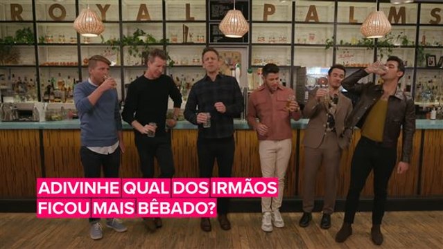 Jonas Brothers bebem com os irmãos de Seth Meyers