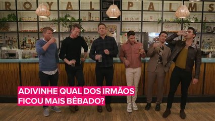 Jonas Brothers bebem com os irmãos de Seth Meyers
