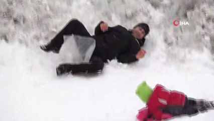 Kar üzerinde ‘poşetle kayarak’ stres attılar
