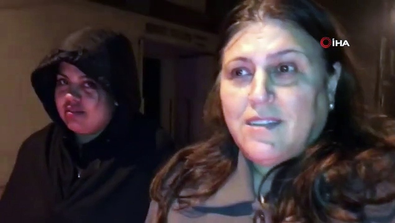 Deprem Sonrasında Vatandaşlar Sokağa Çıktı, Isınmak İçin Ateş Yaktı