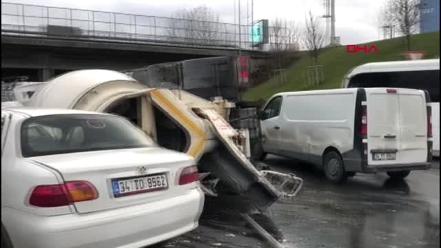 Beton mikseri otomobilin üzerine devrildi