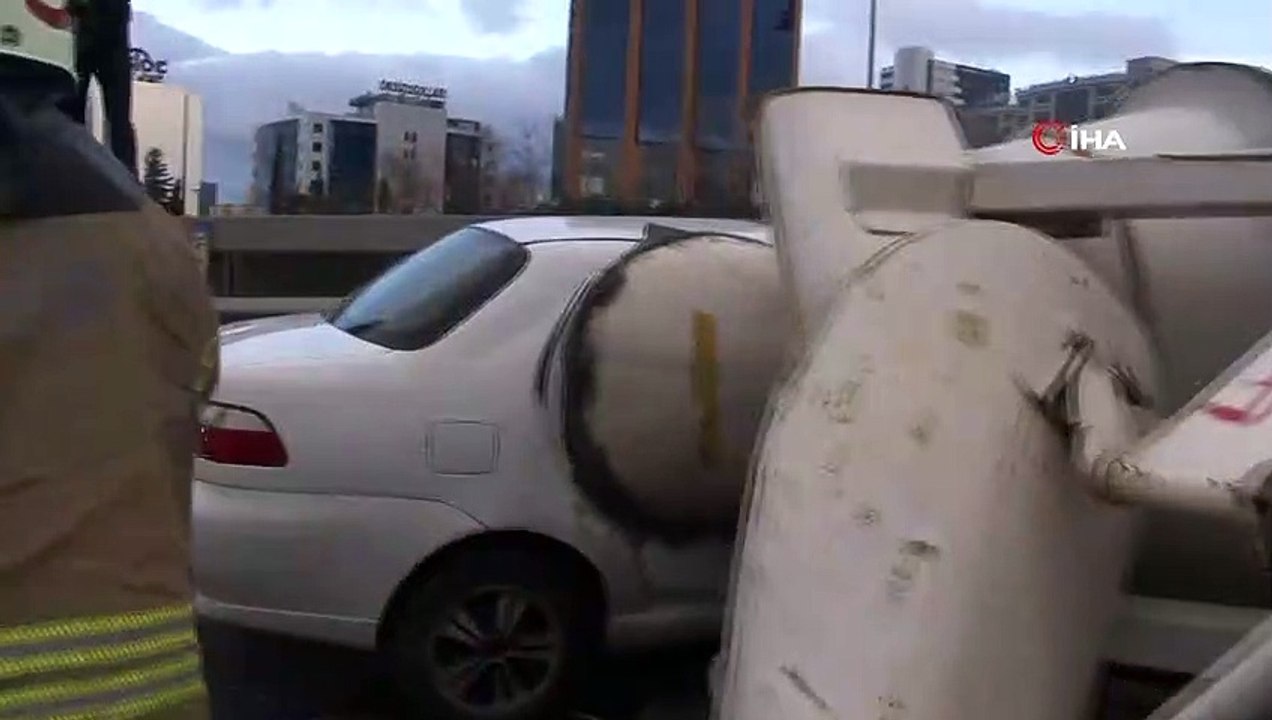 Bağcılar'da beton mikseri devrildi