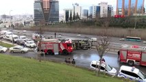 Beton mikseri otomobilin üzerine devrildi