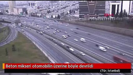 Beton mikseri otomobilin üzerine böyle devrildi