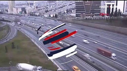 İstanbul'da beton mikseri otomobilin üzerine devrildi