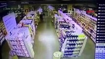 Akhisar deprem anı marketin güvenlik kameralarına böyle yansıdı