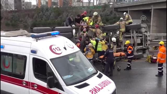 Virajı alamayan beton mikseri bir otomobilin üzerine devrildi (2)