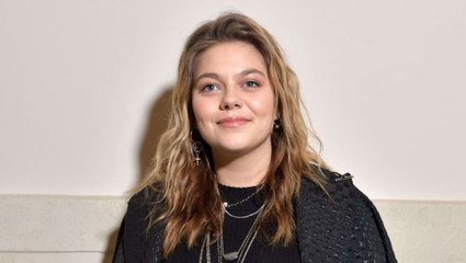 Louane enceinte  - la chanteuse de 23 ans dévoile son baby bump au dernier défilé de...
