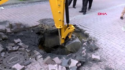 Avcılar'da yolda çökme meydana geldi